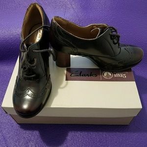 Clark's Artisan Lace up Pump
